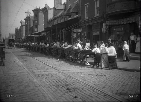 Peddlers on S 4th and Fitzwater, 1914. City of Philadelphia, Department of Records.